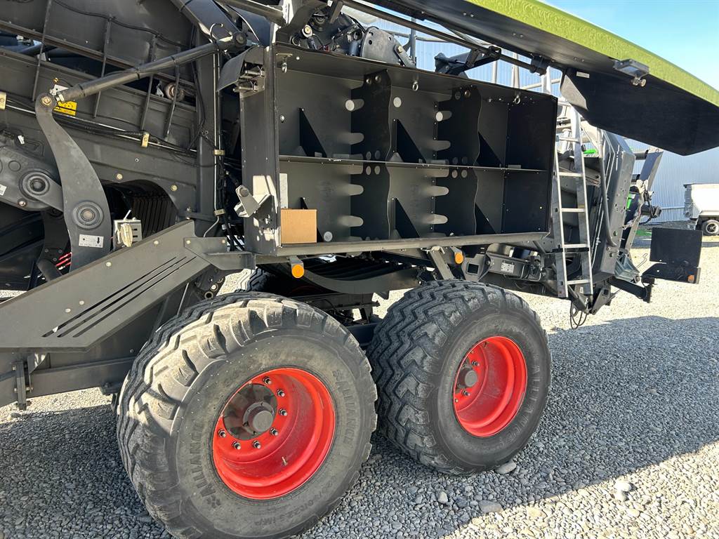 2018 CLAAS QUADRANT 5300