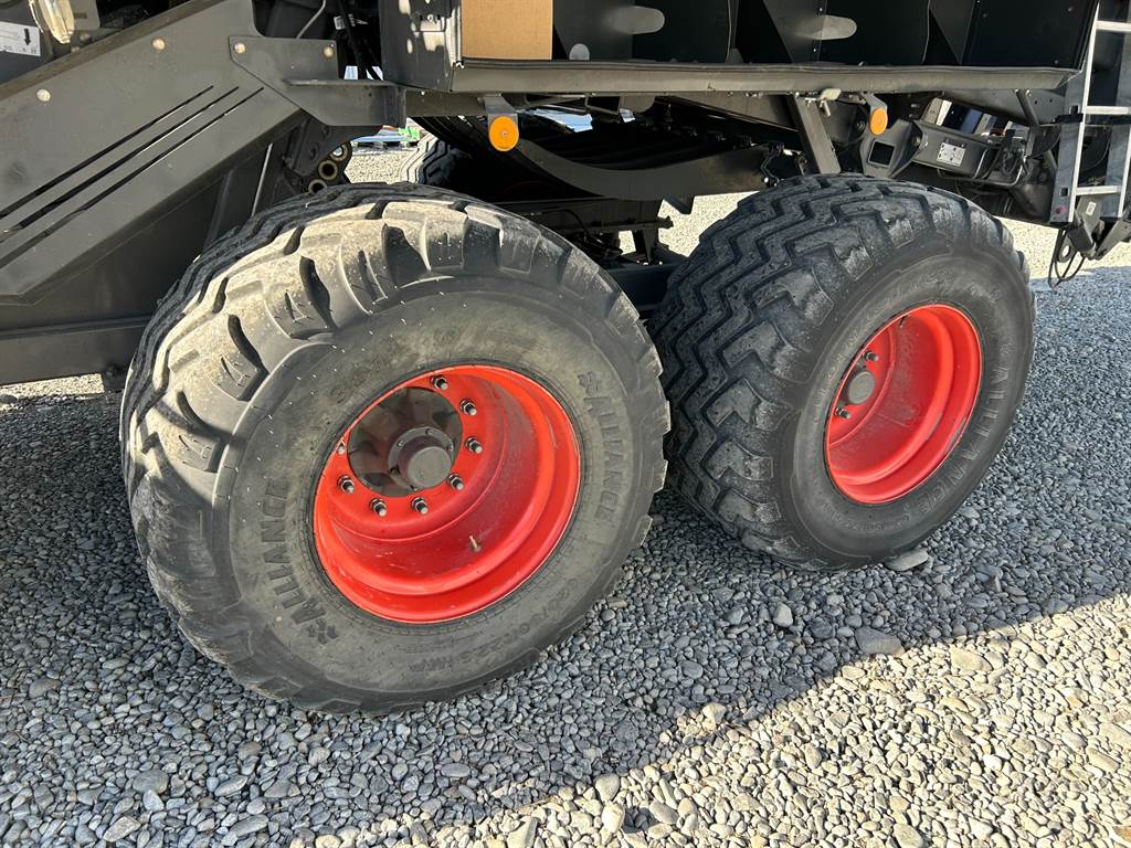 2018 CLAAS QUADRANT 5300