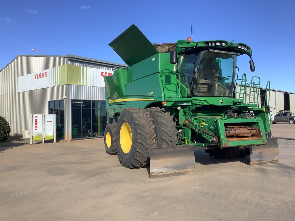 2016 John Deere S670 image 15