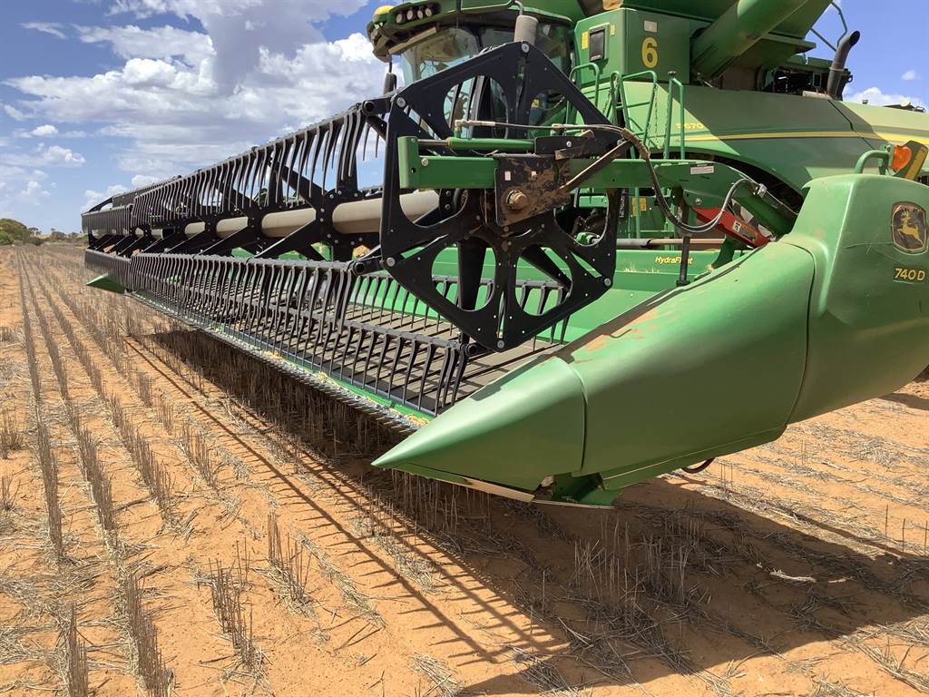 2016 John Deere S670 image 9