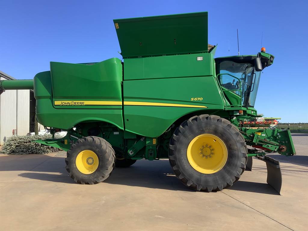 2016 John Deere S670 image 4