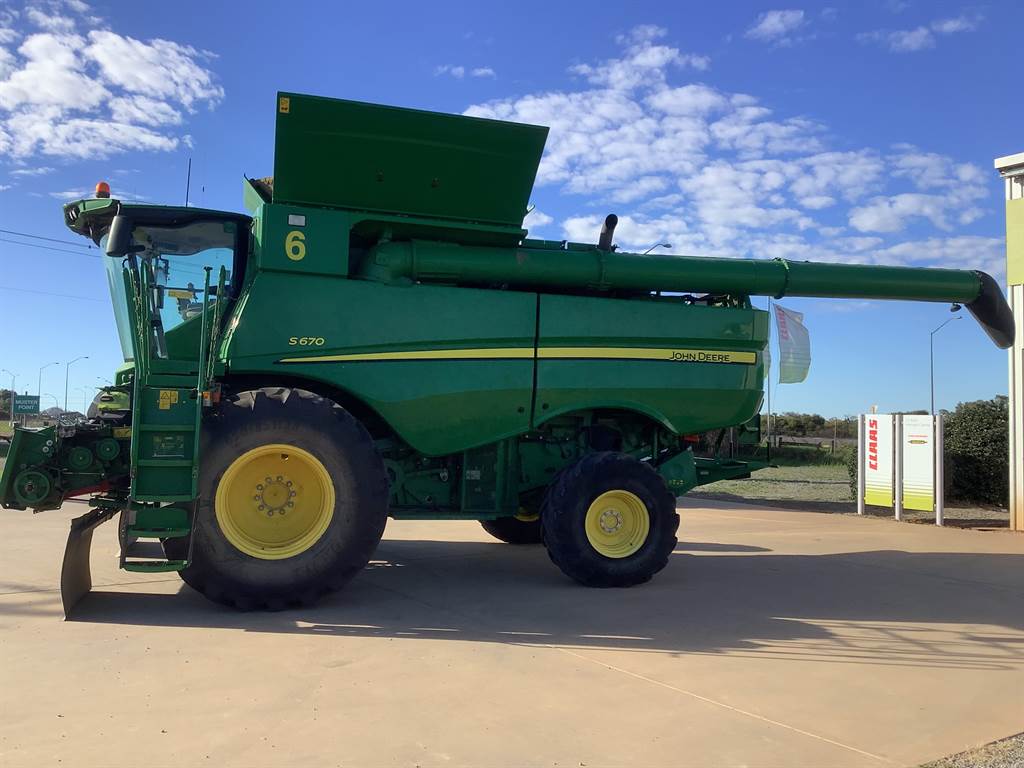 2016 John Deere S670 image 12