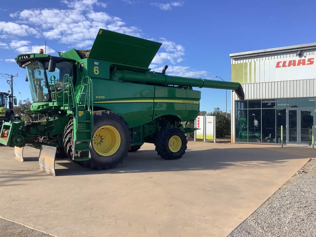 2016 John Deere S670 image 11