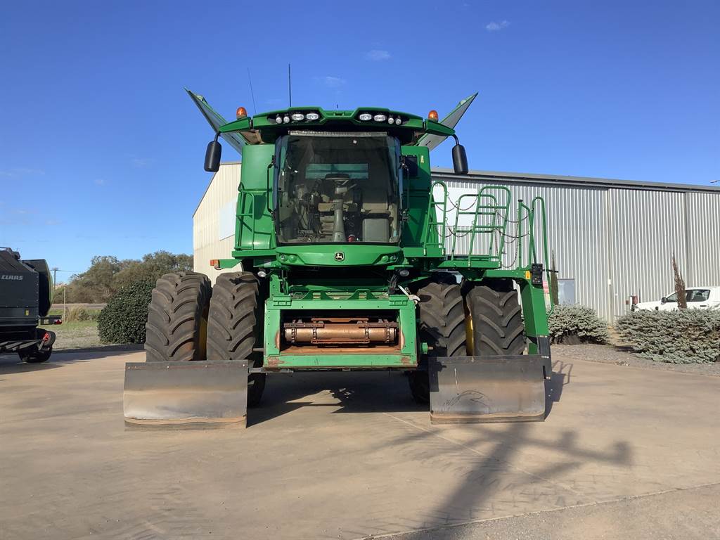 2016 John Deere S670 image 6