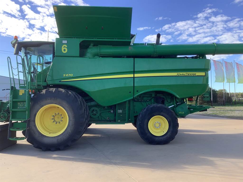 2016 John Deere S670 image 2