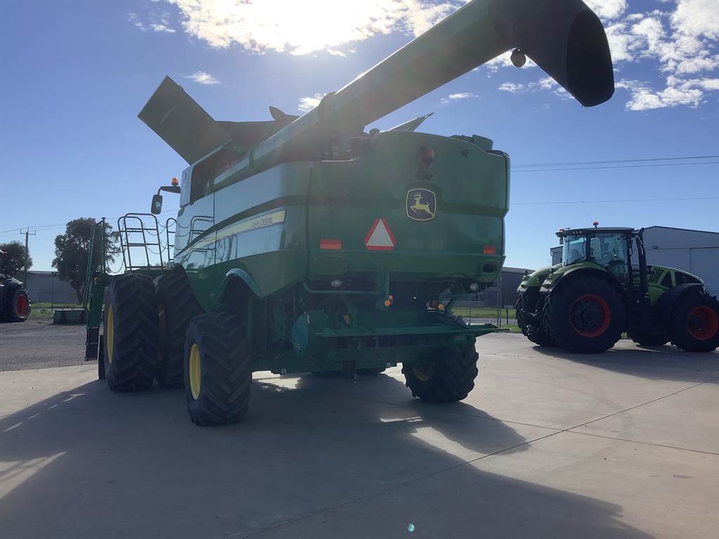 2016 John Deere S670 image 3