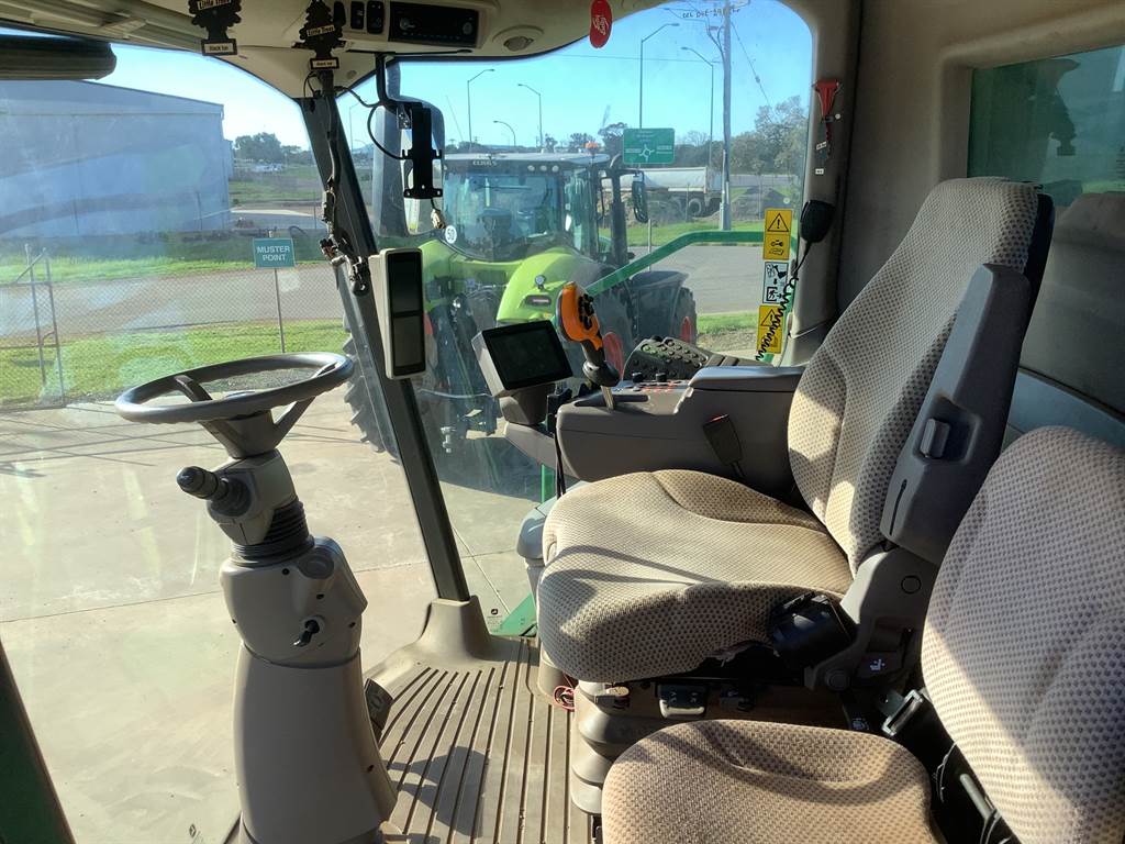 2016 John Deere S670 image 7