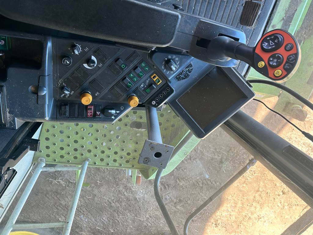 2010 CLAAS LEXION 570 image 13