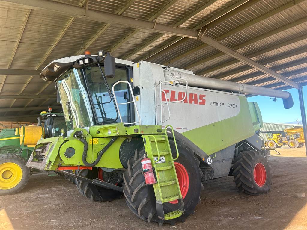 2010 CLAAS LEXION 570 image 3