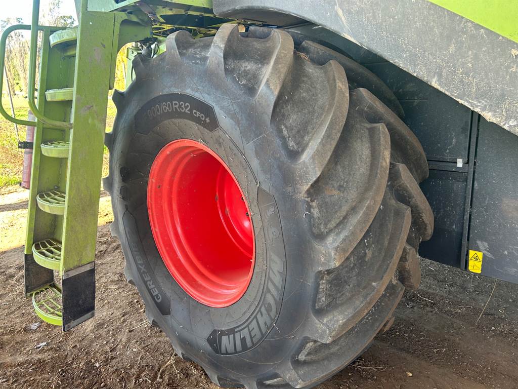 2010 CLAAS LEXION 570 image 9