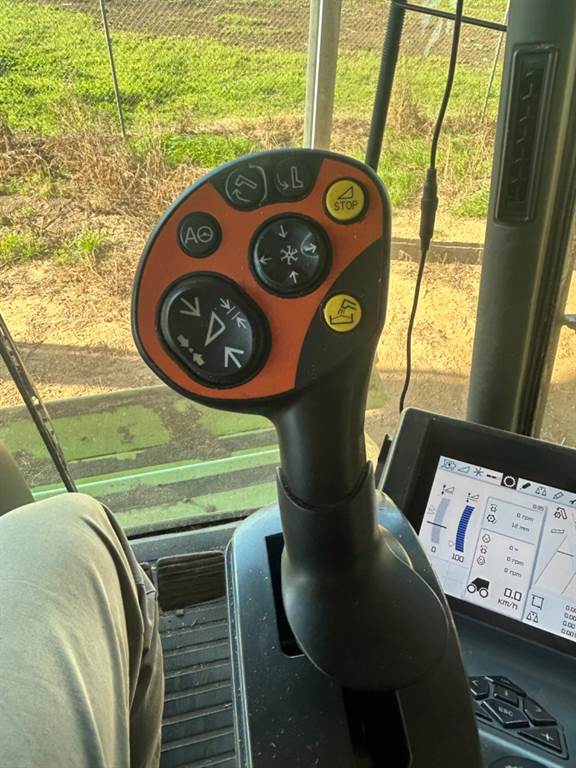 2010 CLAAS LEXION 570 image 11