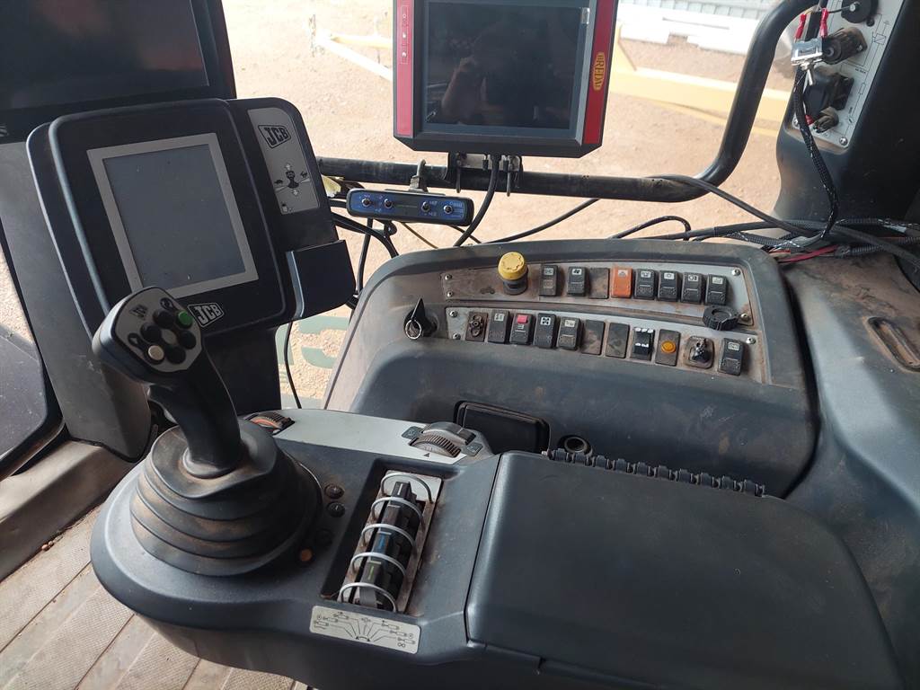 2011 JCB FASTRAC 8310