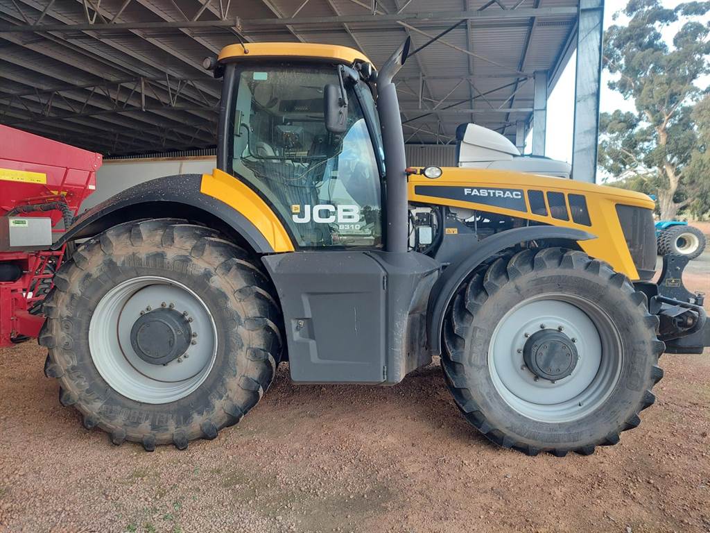 2011 JCB FASTRAC 8310