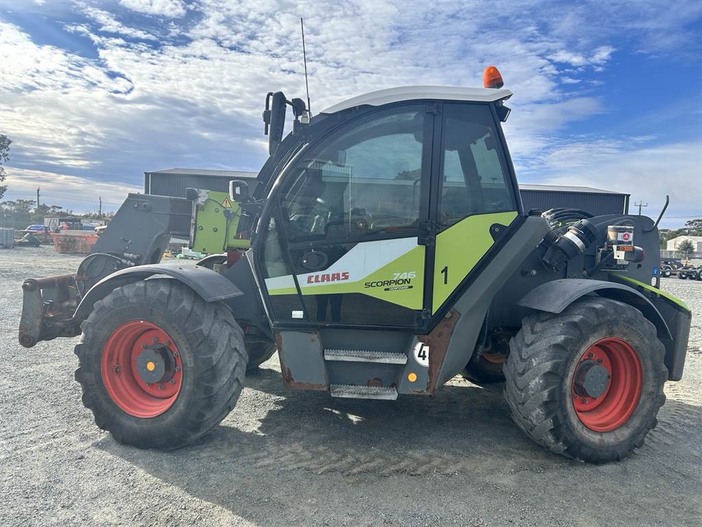 2020 CLAAS SCORPION 746 image 2