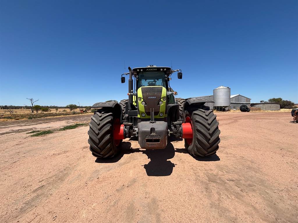 2015 CLAAS AXION 930 image 2