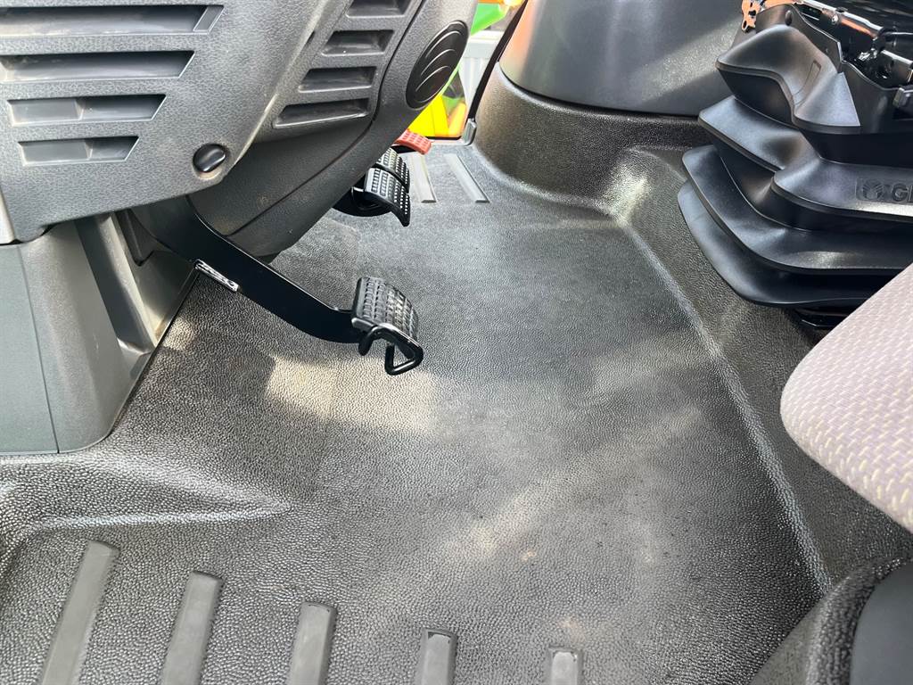 2012 CLAAS AXION 850